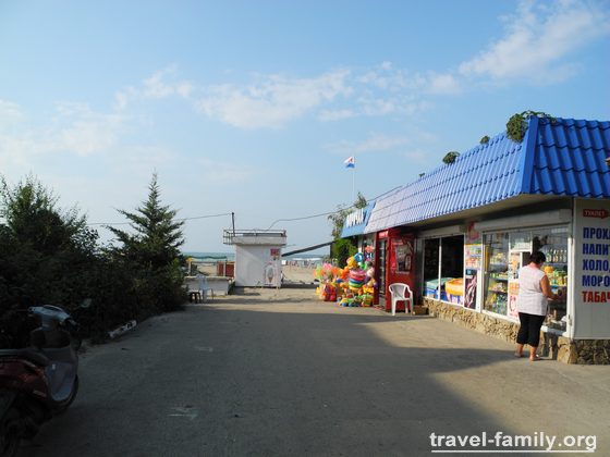 Магазины и ларьки у входа на детский пляж в Скадовске
