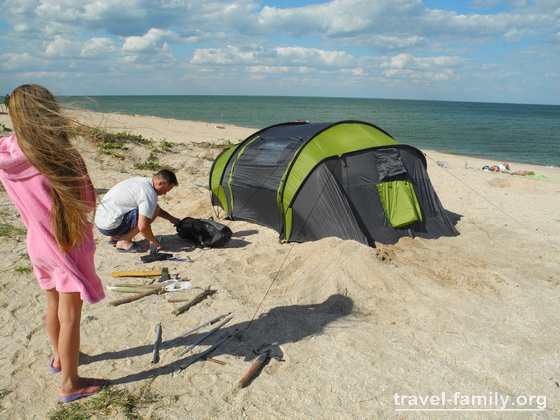 Кемпинг на Арабатской стрелке и отдых с палатками на Азовском море: устанавливаем палатку