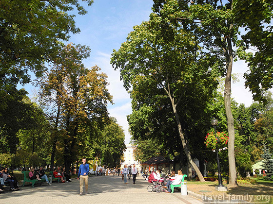 Парки в Центре Киева: люди гуляют в парке Шевченко возле метро Льва Толстого