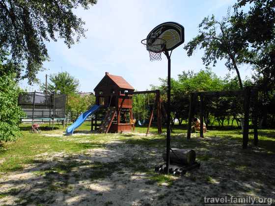 Отдых в Киевской области с детьми: детская площадка с батутом
