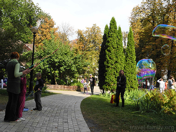 Прогулка в парке Шевченко в Киеве: дети запускают мыльные пузыри