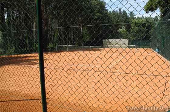 Отдых в Киевской области: теннисный корт в "Усадьбе Синица"