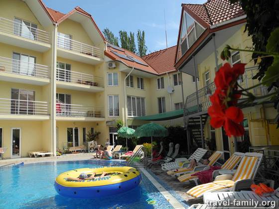 Где отдохнуть с маленькими детьми в Скадовске с хорошими условиями, бассейном и питанием: на территории отеля "Затишный"