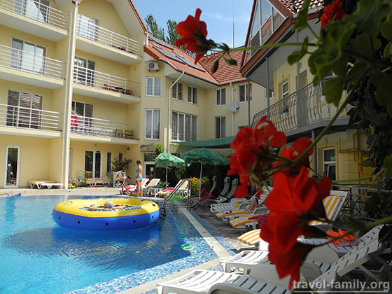 Отель "Затишний" по системе "все включено" для отдыха с детьми в Скадовске: бассейн