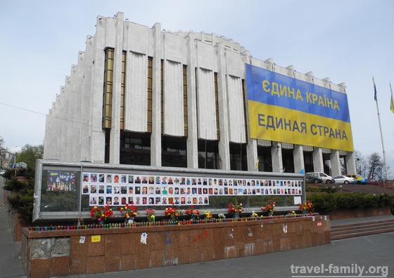 Евромайдан: Европейская площать и украинский дом фото