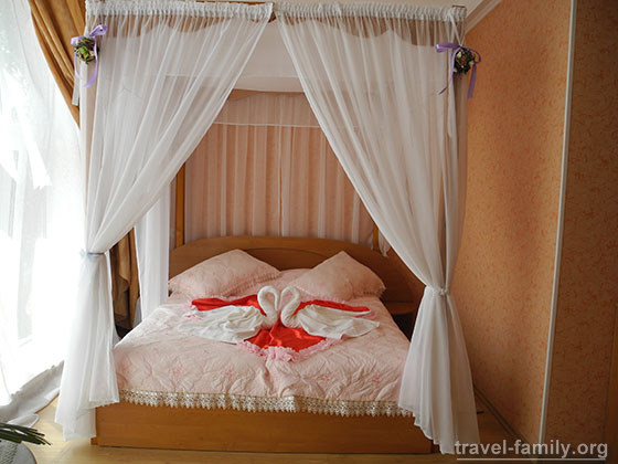 Отель "Затишний" по системе "все включено" для отдыха с детьми в Скадовске: романтический номер