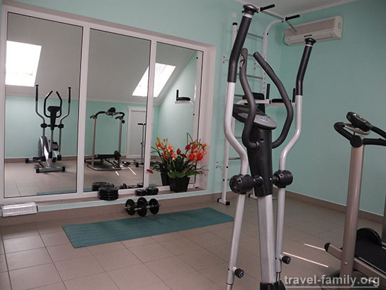 Отель "Затишний" по системе "все включено" для отдыха с детьми в Скадовске: тренажеры в спортзале