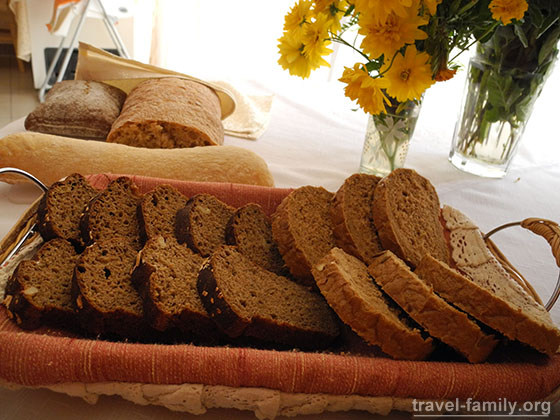 Отель "Затишний" по системе "все включено" для отдыха с детьми в Скадовске: вкусный и полезный хлеб в ресторане