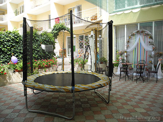 Отель "Затишний" по системе "все включено" для отдыха с детьми в Скадовске: бесплатный батут для детей