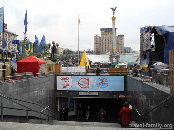 Вход в метро "Майдан Незалежності" фото