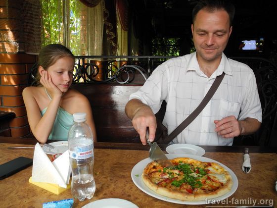 Отдых семьей в Скадовске: кушаем пиццу