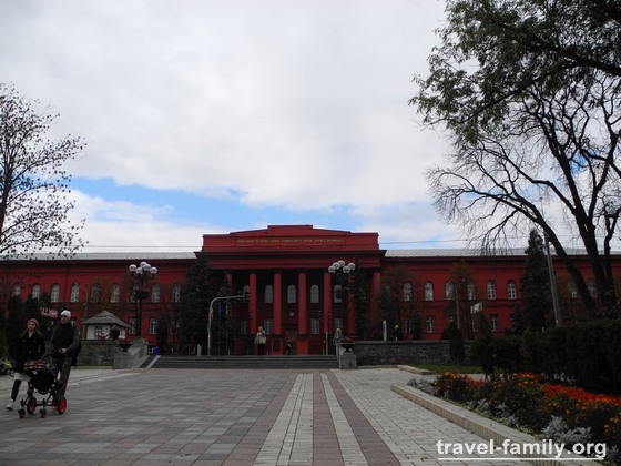 Парки Киева: университет шевченка Вид из парка на "Красный корпус Университета"