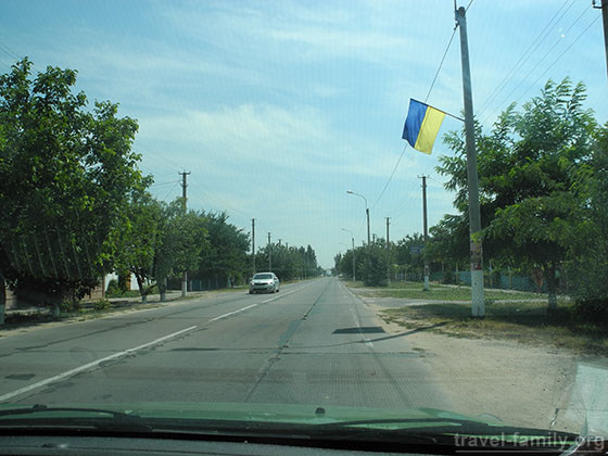 Едем по Арабатской стрелке: флаги Украины