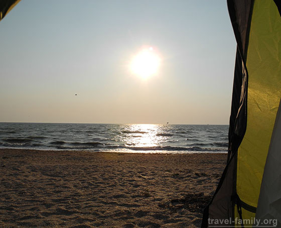 О нашей поездке на Арабатскую стрелку в августе 2014 года: вид на море с палатки