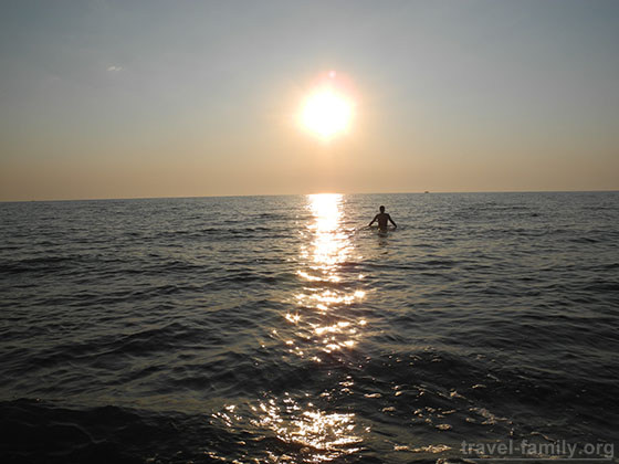 Азовское море на рассвете на Арабатской стрелке 2014