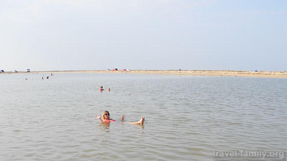 Соленое озеро на Арабатской стрелке: можно лежать на воде и не тонуть