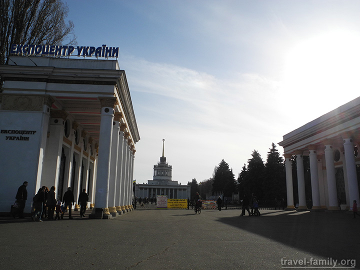 Отправились на прогулку в Экспоцентр Украины в Киеве