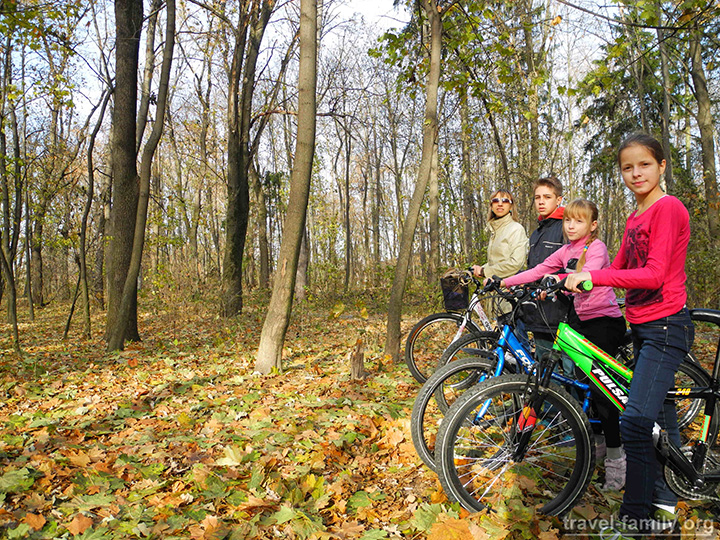 Фото на память о нашей велопрогулке в лесу Экспоцентра в Киеве