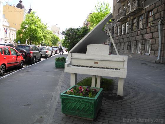Памятники Киева: белый рояль памятник Шопену