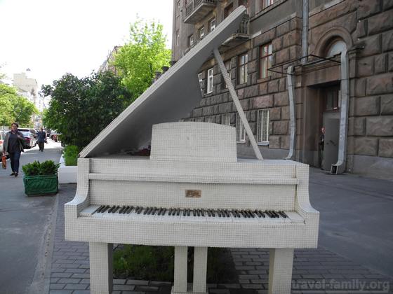 Белый рояль - памятник Шопену