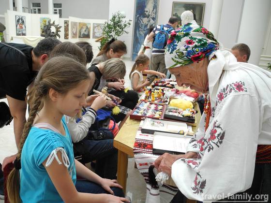 Софийка участвует в мастер-классе "кукла-мотанка" в музее Шевченко в Киеве