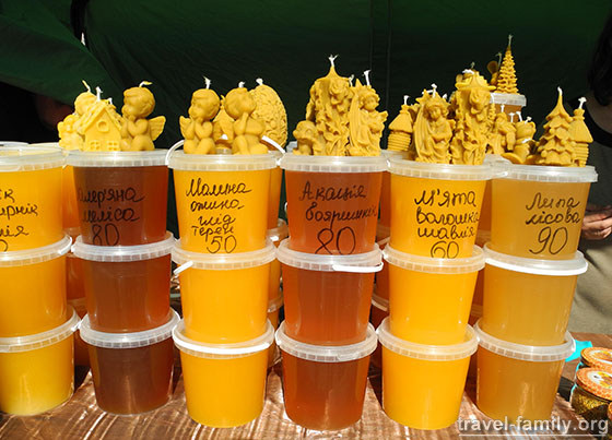 Выставка цветов на певчем поле в Киеве 2014: можно мед купить и свечи красивые