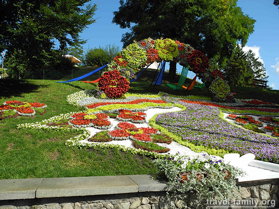 Выставка цветов на певчем поле в Киеве 2014: украина едина венок из живых цветов