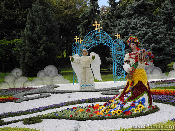 Выставка цветов на певчем поле в Киеве 2014: украина едина боже украину храни