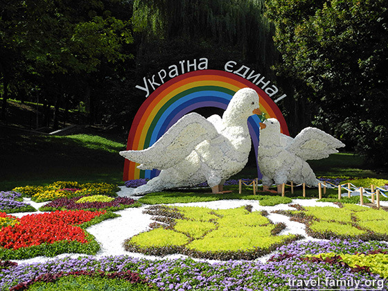 Виставка квітів на співочому полі в Києві 2014: Єдина Країна: голуби миру