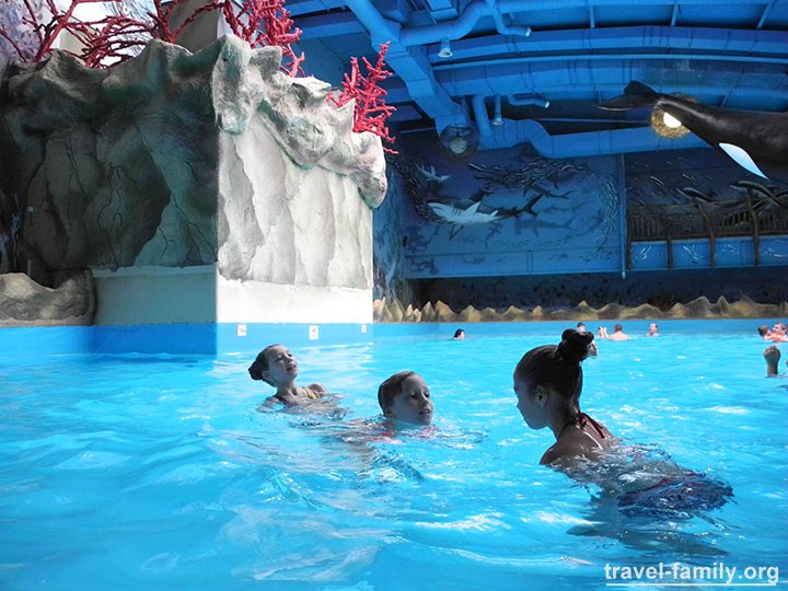 Аквапарк Дрим Таун в Киеве: дети купаются в бассейне