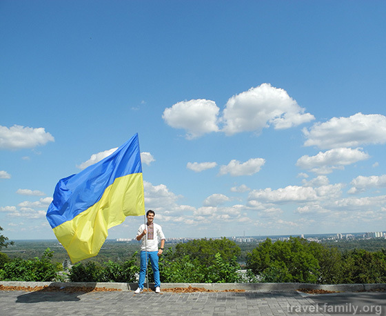День флага в Киеве: красивый парень, с красивым флагом, на красивом фоне