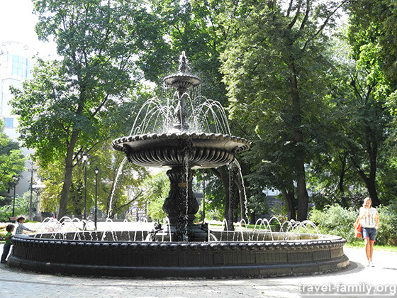 Мариинский парк в Киеве летом 2014: фонтаны