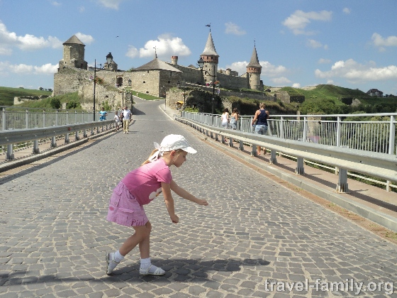 Каменец-Польский: на мосту в входа в крепость