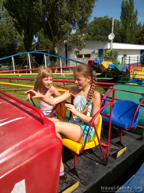 Отдых в Скадовске для детей: дочурки развлекаются