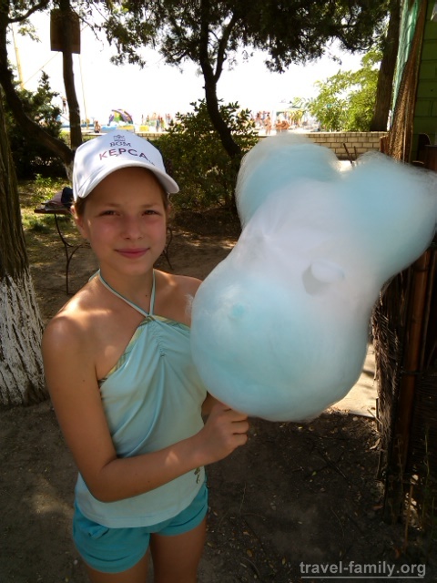 Отдых с детьми в Скадовске: дочурка Софийка будет поедать сладкую вату