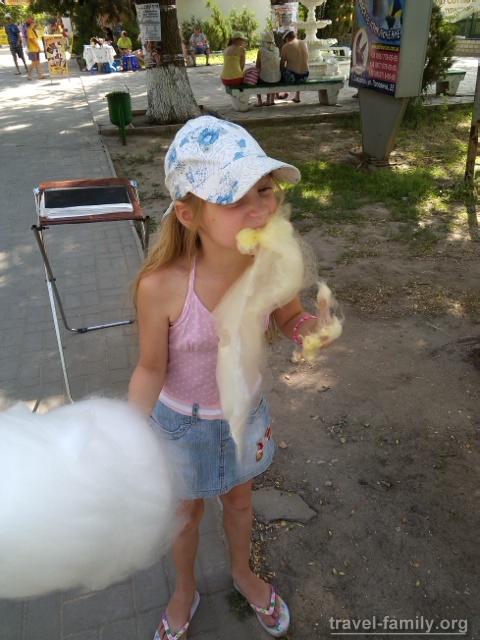 Отдых с детьми в Скадовске: Маринка экспериментирует с разными способами поедания сладкой ваты