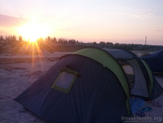 Отдых с палатками на Азовском море на Арабатской стрелке