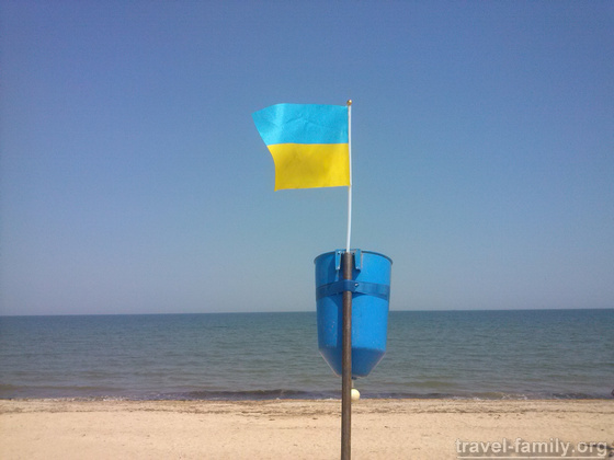 Флаги Украины на Арабатской стрелке