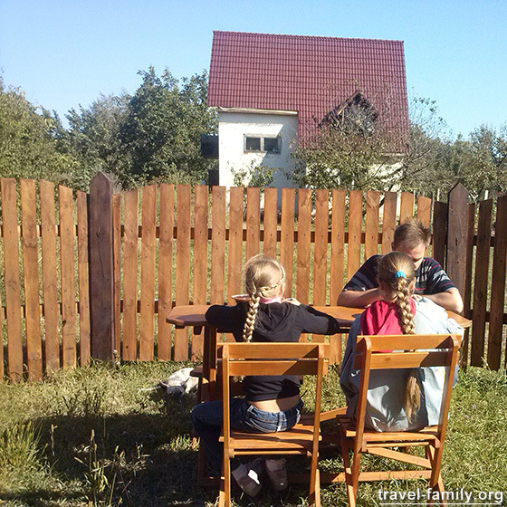 Завтрак семьей с детьми на свежем воздухе