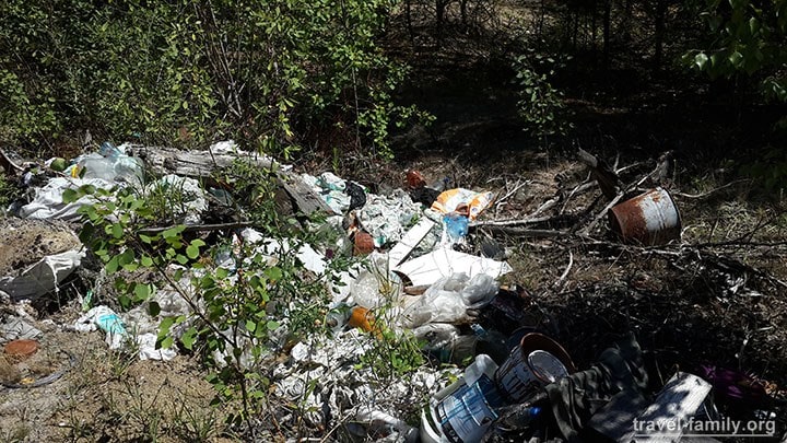 Шацкие озера - мусор в лесе возле села Пулемец